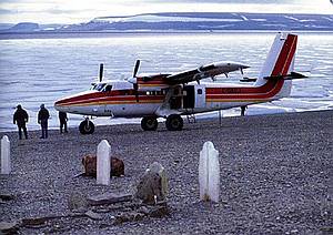 Twin Otter an den Gräbern auf Beechey Island Twin Otter an den Gräbern auf Beechey Island
