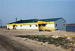 "Chesterfield Inlet: Gesundheitszentrum | Health Centre" [vgl. Im Land der Inuit S. 187]